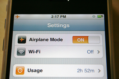 Automatyczne aktywacja trybu samolotowego po obróceniu iPhone’a